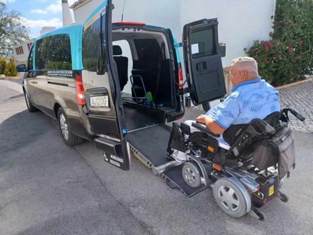 táxi com rampa de acesso cadeira de rodas